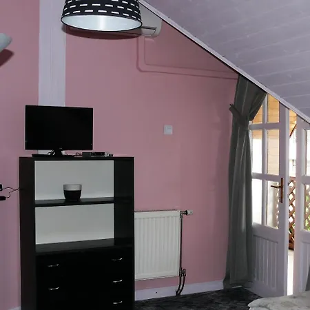 Familia 304 Bed & Breakfast 3*